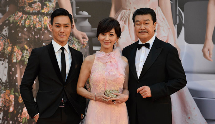 赵雅芝一家人出行 赵雅芝不惧儿子在身旁与老公热情亲吻