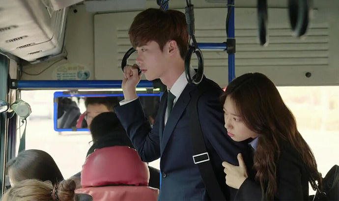 韩国免税店又热闹了,中国留学生来购买商品,但