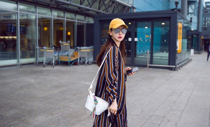 戚薇最新机场街拍 实力演绎慵懒睡衣风