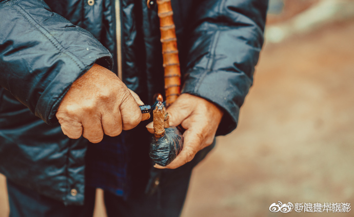 吸水烟的老人