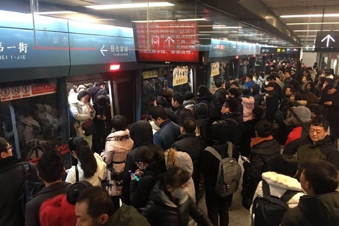 25岁延安小伙小柴去一家号称饿了么送餐员直招的招聘公司应聘,稀里糊涂贷款3980元买了辆电动车一事,引发广大网友关注。昨天,饿了么公司向本报反馈称,这家名叫西安君晟达工贸有限公司的招聘公司,与他们并无合作,对方的行为也与饿了么无关。 我们怀疑这家公司打着我们公司的幌子在卖车,今天我们已经去调查了,不排除后面将追究该公司的法律责任。饿了么西安公司负责人向记者介绍,新人入职他们公司,电动车要么是骑手自己提供,要么是加盟商免费提供,骑手每个月缴纳磨损费。公司不会让骑手专门买车。 可以说