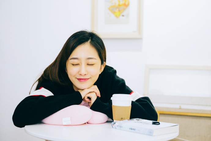 张翰旗下艺人迟宁宁晒照 马尾or长发,你爱哪一