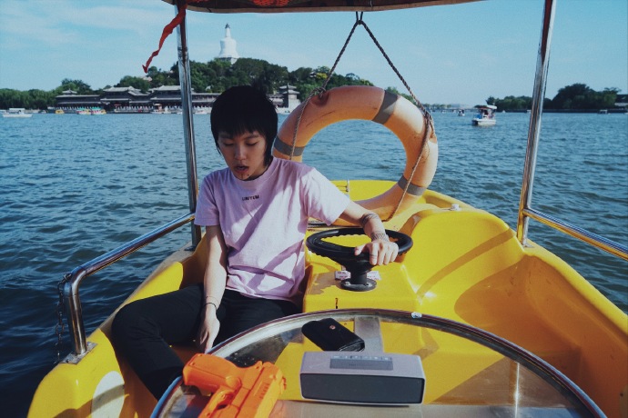 想要知道最近窦靖童在干嘛,就去看这个人的微