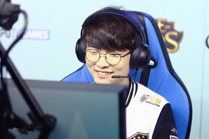 Faker闪现惩戒抢下妹纸蓝BUFF 欺负女生比拿