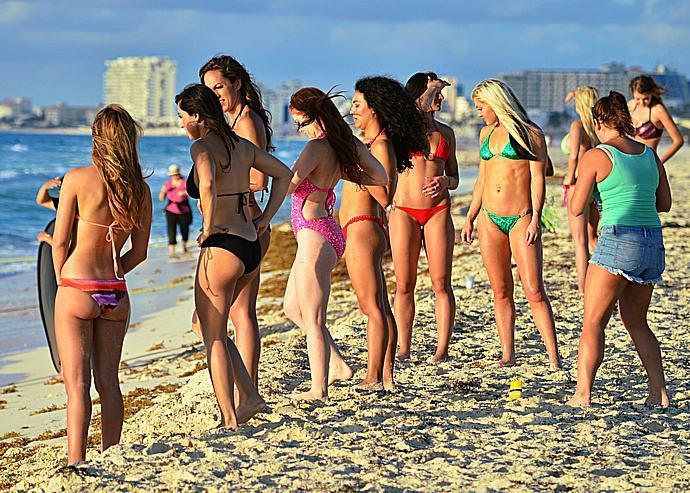 在墨西哥唯一不受黑帮控制的城市里, 美女云集