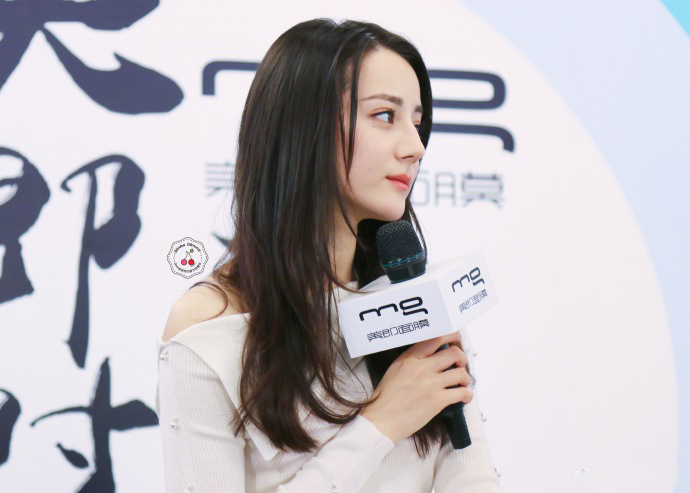 迪丽热巴白色一字肩娇美如画,裙子太短坐下略