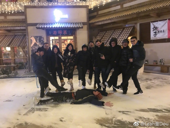 窦靖童光头首秀：军大衣雷锋帽，网友：这是窦唯吧！