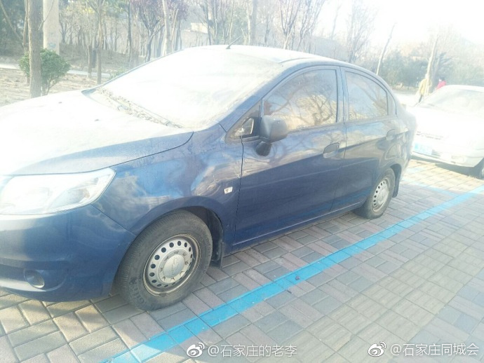 僵尸车长期占用蓝色停车位!求治理