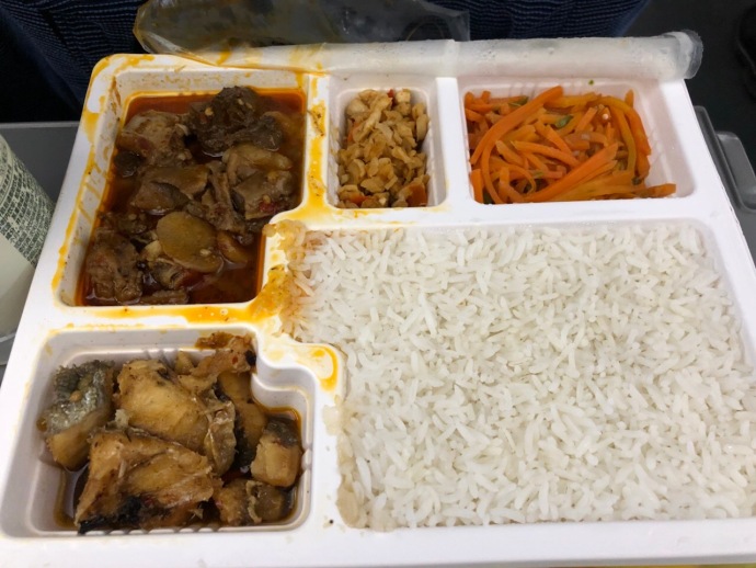 网友晒高铁盒饭,有吐槽有赞赏,有人说图5才是盒饭中的精华
