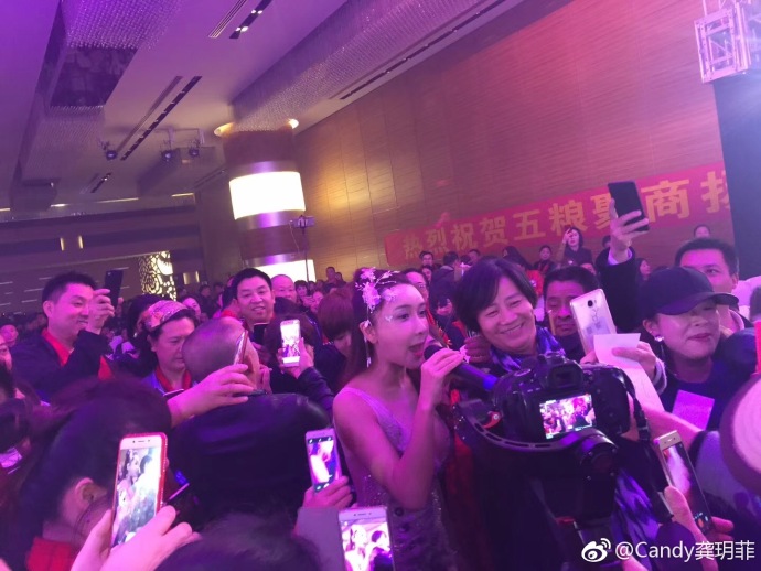 龚玥菲亮相活动献唱妖艳妩媚，嘉宾疯狂拍她 小矮男友得吃醋了