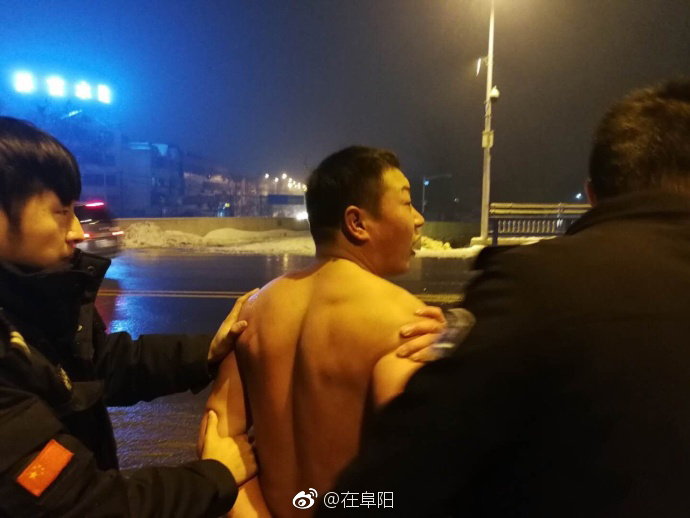 男子酒后轻生赤膊跳河民警出手解救