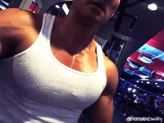 带周董彭于晏练出八块腹肌, 时薪10万, 他才是真正的"