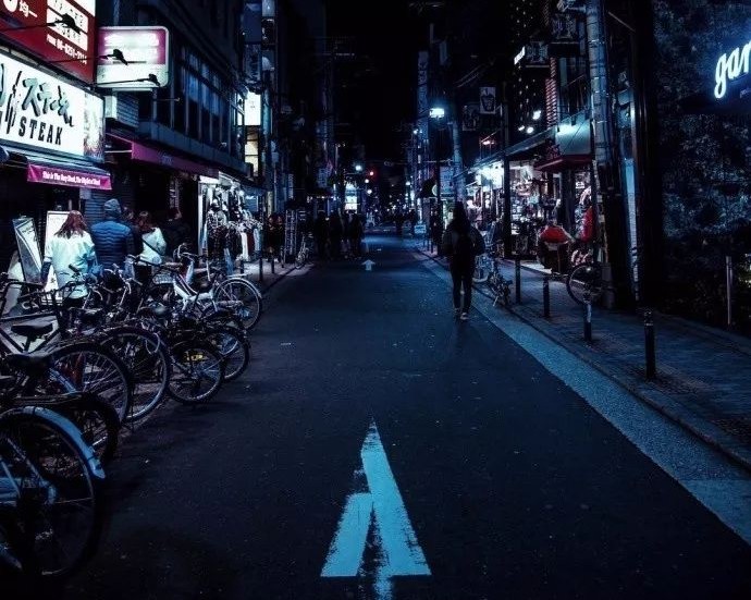 这座城市风很大,孤独的人总是晚回家