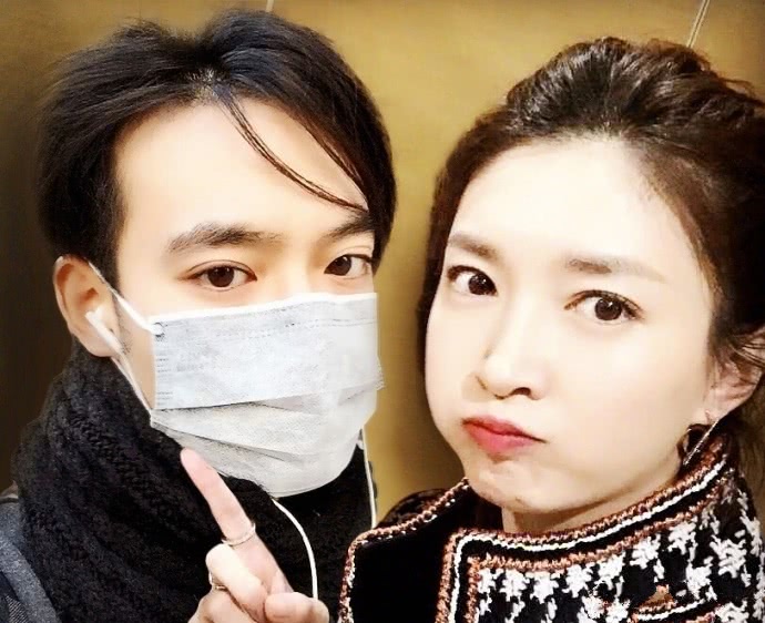 男粉拿结婚照当众让江疏影签名遭拒,网友:做得好!