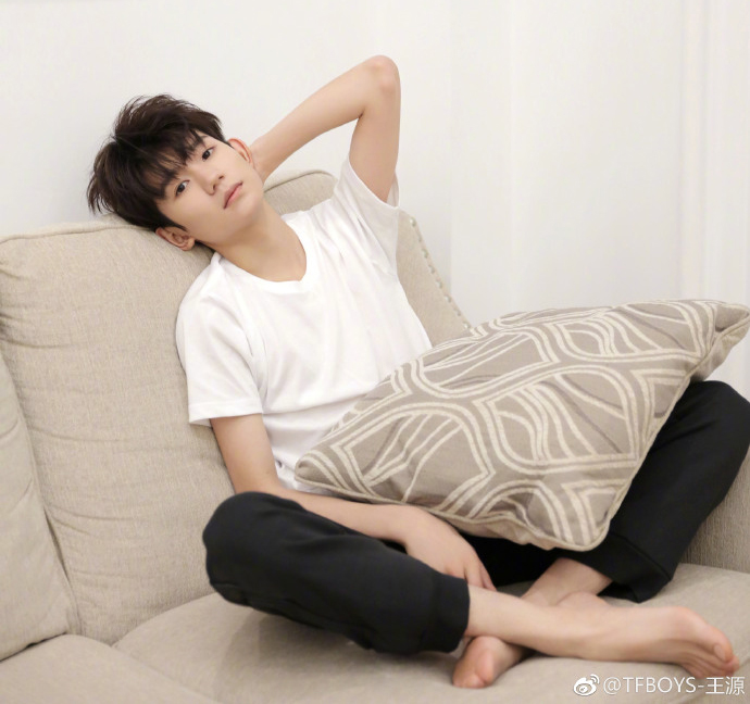 继情人节福利之后,tfboys又送上了除夕祝福,易烊千玺还是慢半拍