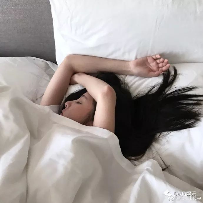 豆得儿晒素颜睡衣照道晚安,箍牙也那么漂亮,怪不得让
