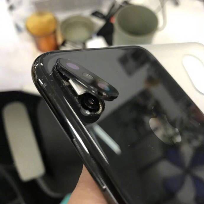 iphonex质量得多差 摘保护套把摄像头夹掉了