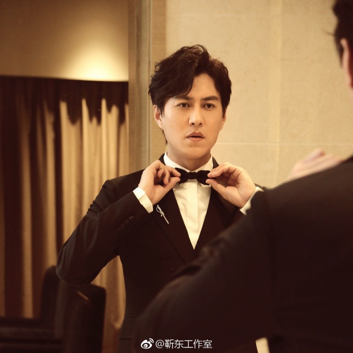 靳东晒开年写真 已被老干部的 西装杀 撩倒_新