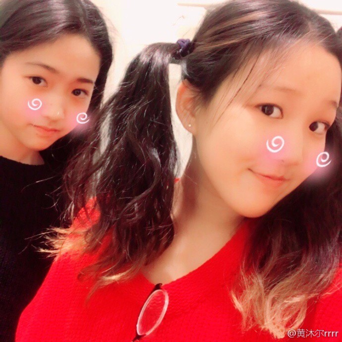 李静14岁的女儿越来越漂亮了,红唇丸子头为闺蜜庆生