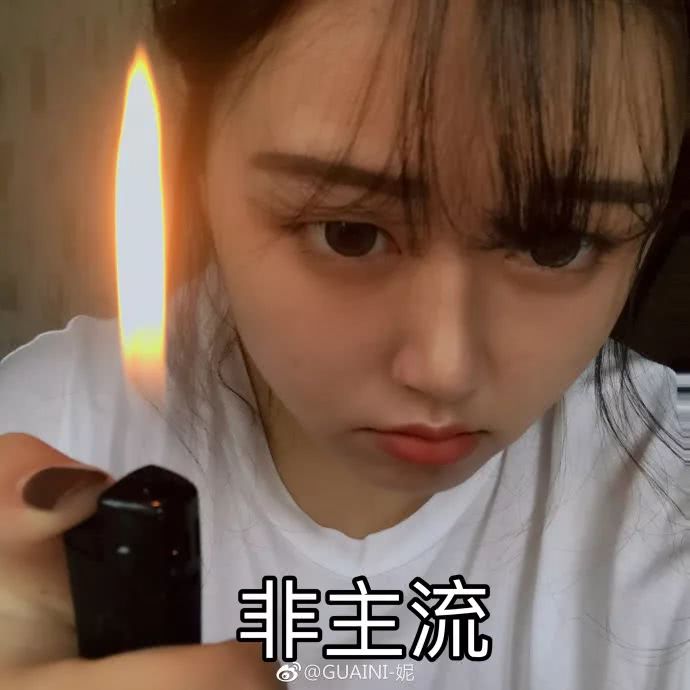 妹子模仿男生女生的9种自拍,太形象了