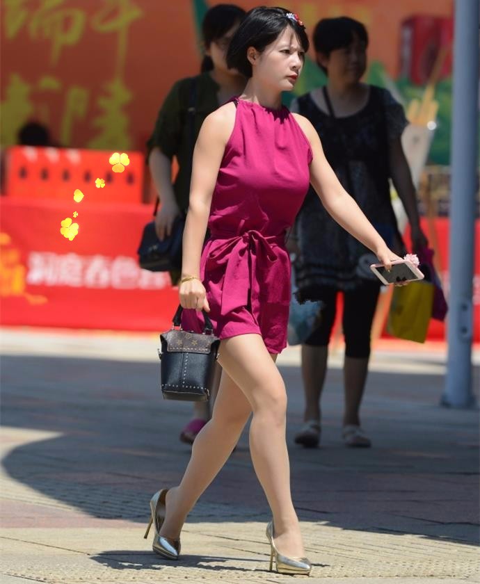 街拍:看到大美女迷人背影，身材火爆_新浪看点