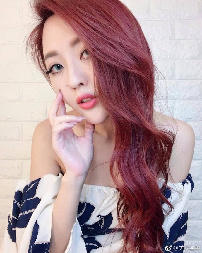美女这眼神很容易放电!有没有电晕你!