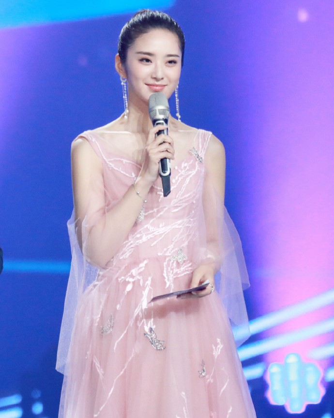 《歌手》的美女主持人,接替谢娜主持《快乐大本营》,疑被关话筒