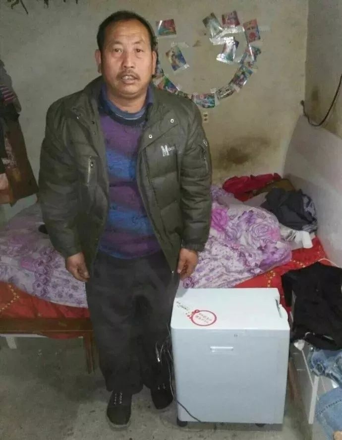 罗大哥早期在山西从事采煤工作罹患尘肺病后丧失劳动力,丧妻,家有两个