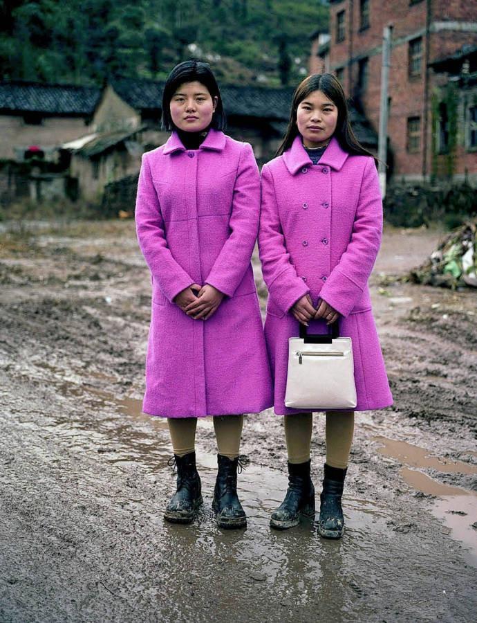 老照片: 1996年农村年轻人的潮流生活, 照片里的鞋子衣服你一定也穿过