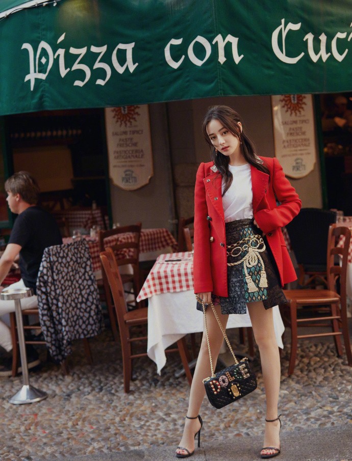 迪丽热巴红色西装外套搭配白色T恤,长发微卷尽