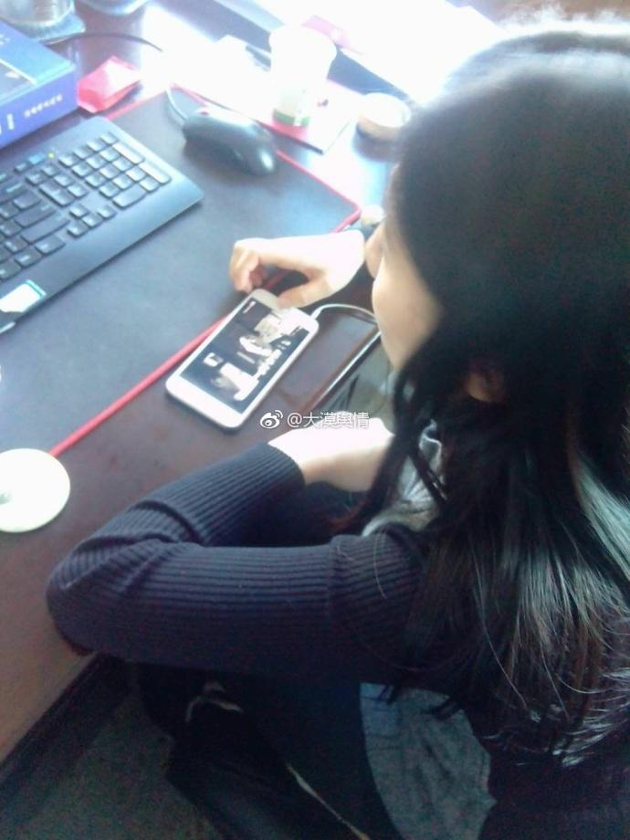 榆林市政府办公大楼工信局办公室公职人员上班