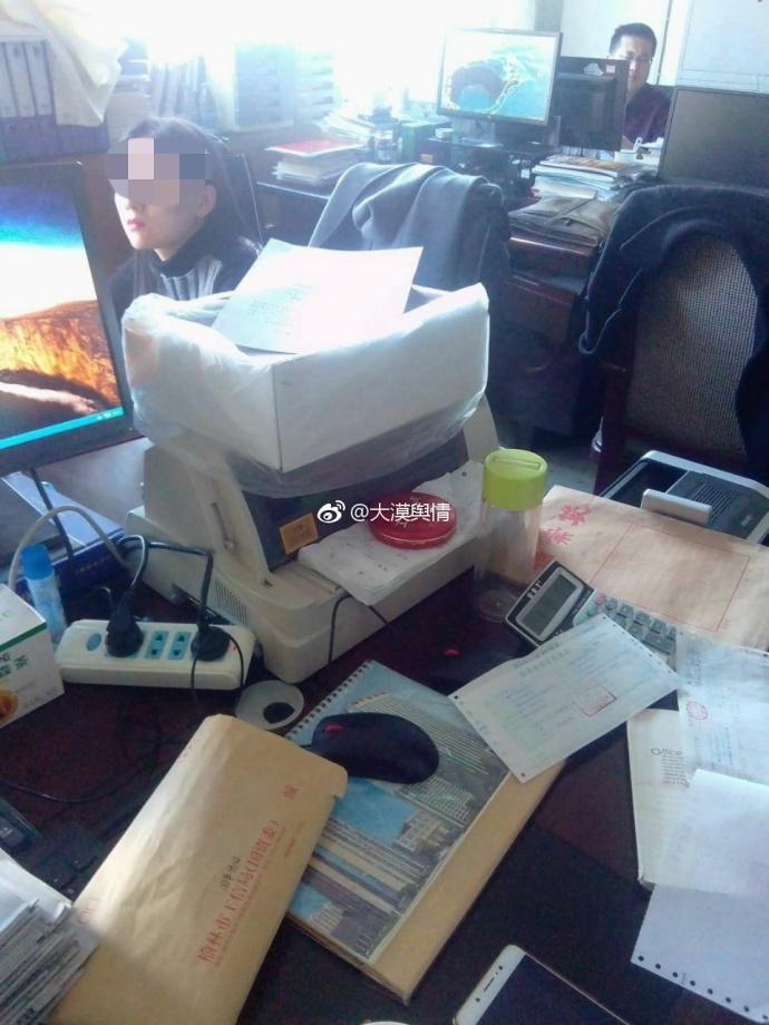 榆林市政府办公大楼工信局办公室公职人员上班