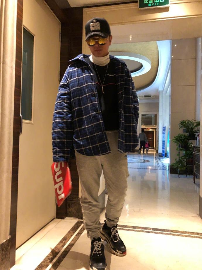 贾乃亮新剧开机,衣服太抢镜,网友:又穿李小璐的