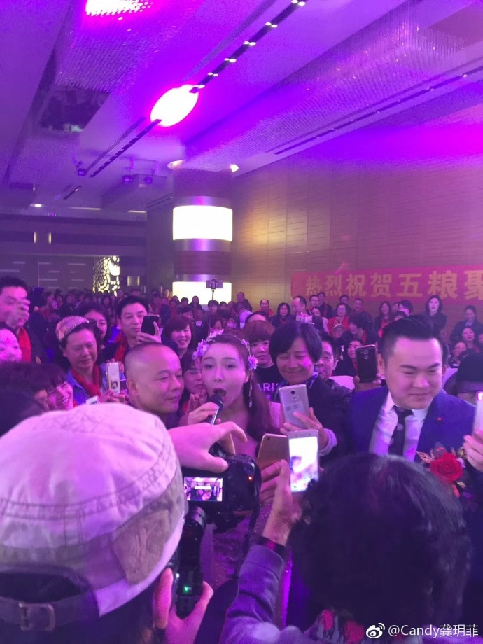 龚玥菲亮相活动献唱妖艳妩媚，嘉宾疯狂拍她 小矮男友得吃醋了