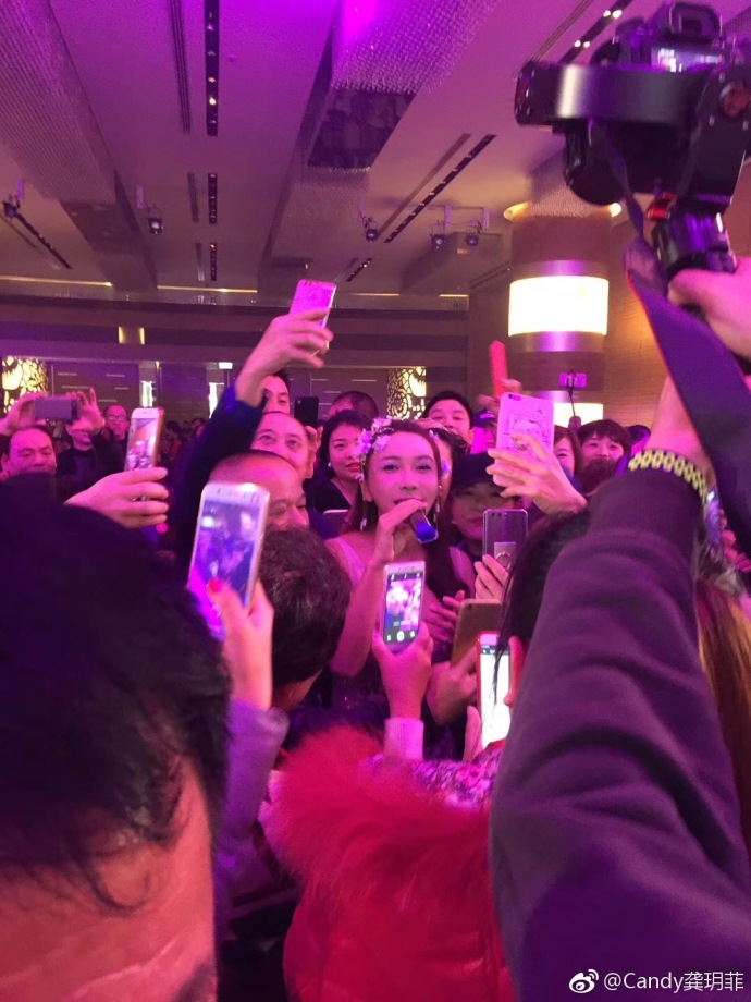 龚玥菲亮相活动献唱妖艳妩媚，嘉宾疯狂拍她 小矮男友得吃醋了