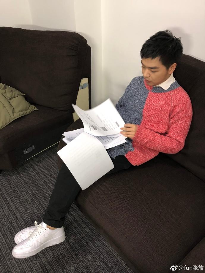 疯狂夺金主持人张放被吐槽伪娘? 深厚内涵走心