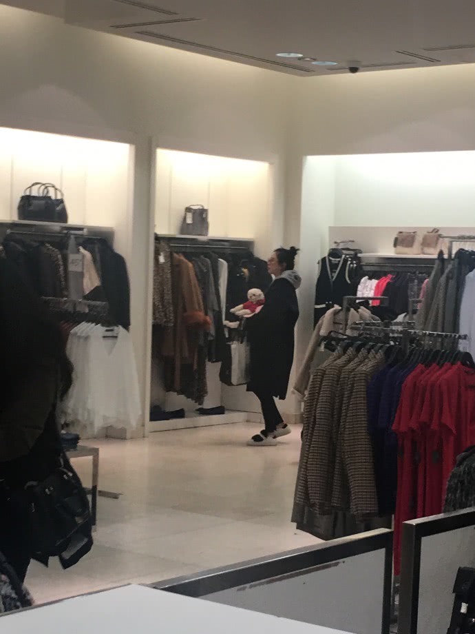 网友逛街偶遇王祖贤，素颜抱狗接地气说话温柔但拒绝合照