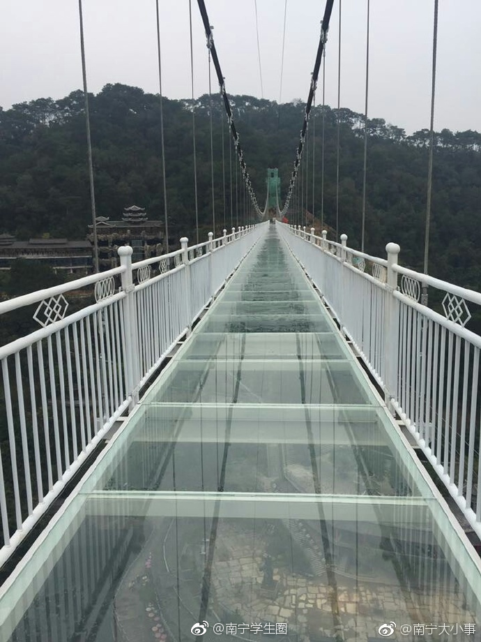 想体验玻璃桥不用去张家界南宁玻璃吊桥建成啦