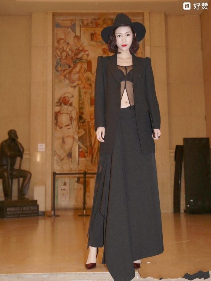 温雅胆真大, 开叉裙开到大腿根, 网友: 胯比肩宽