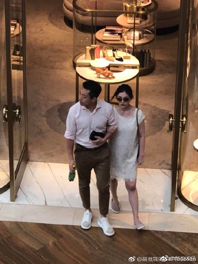 再看看她和汪小菲手挽手逛街的照片,脸很小,这么远看五官都是精致的