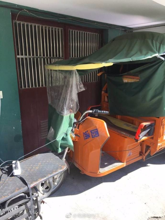 南通商贸学院附近的圆通大门紧锁,快递没人送