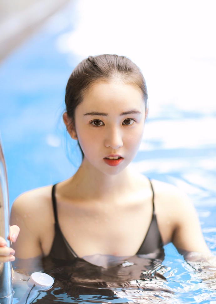 清纯颜值高的美少女,泳池身穿泳衣性感写真