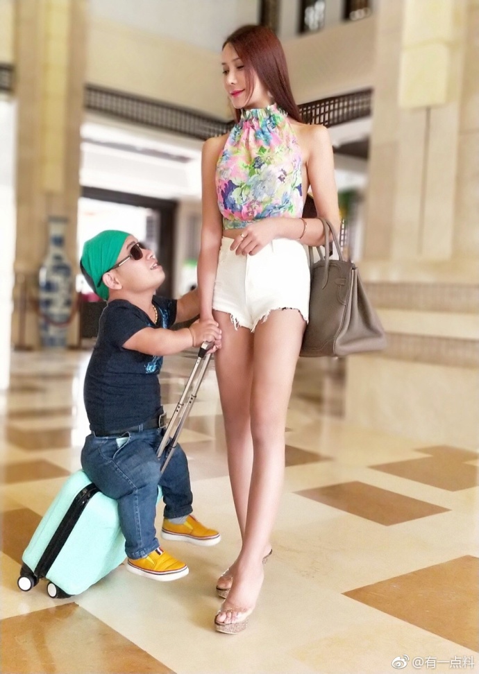 龚玥菲亮相活动献唱妖艳妩媚，嘉宾疯狂拍她 小矮男友得吃醋了
