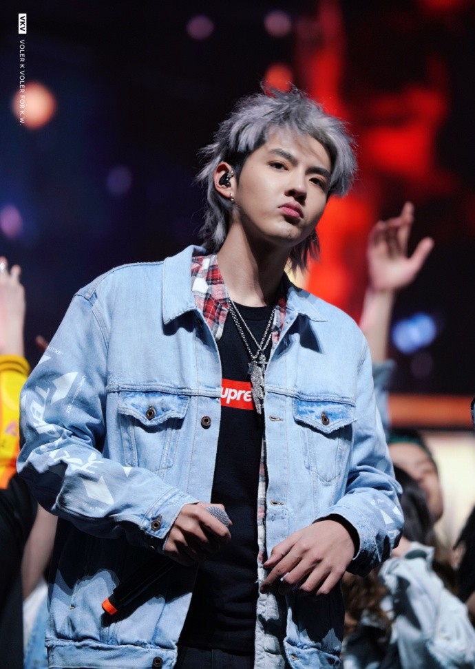 长沙演唱会吴亦凡清新牛仔衣搭配新发型 可盐