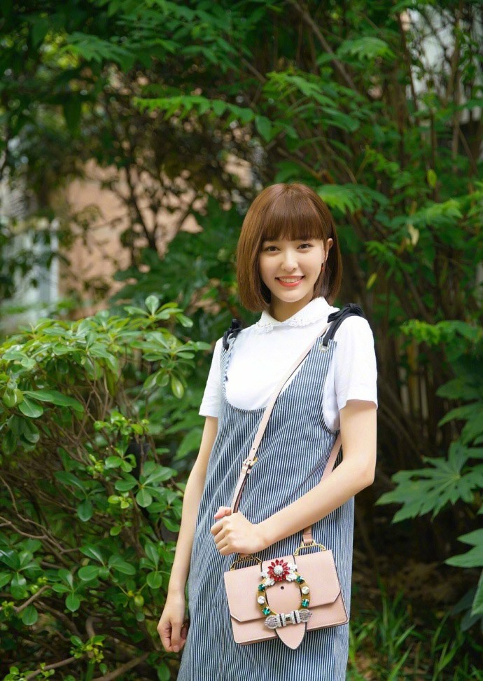 美女明星唐嫣小清新短发吊带裙甜美写真图集,时尚风采
