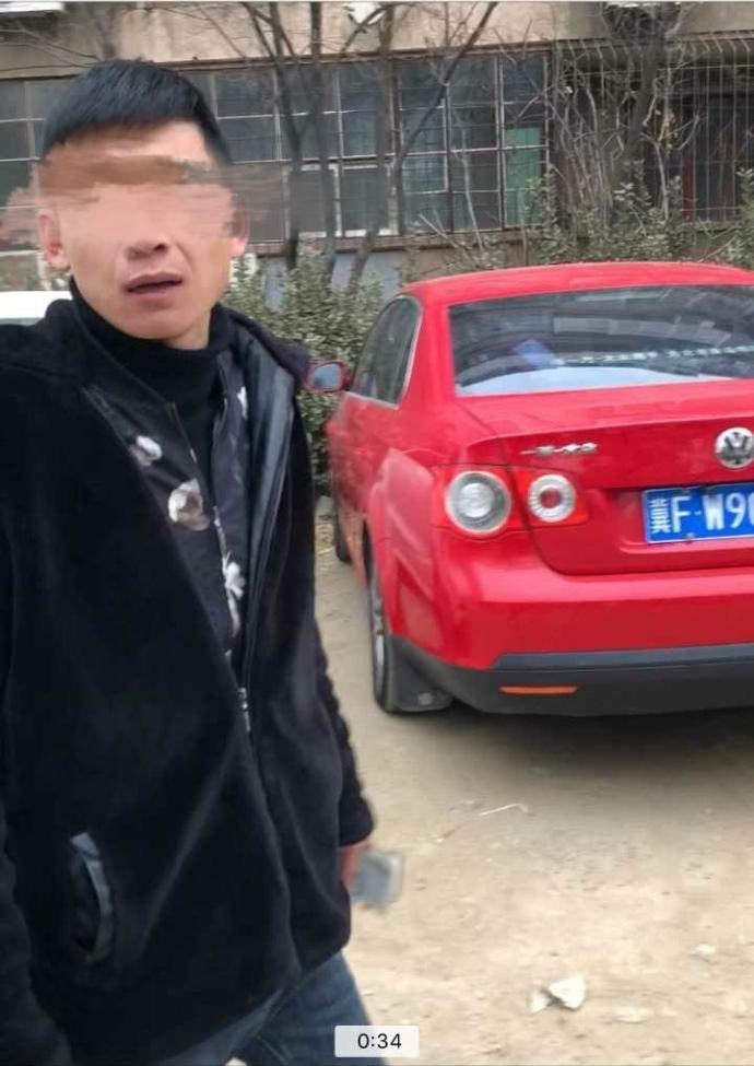 保定五四路万博广场附近,有人在路边挂起了牌