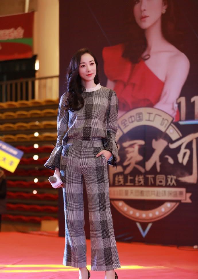 正文                    韩雪还是卷发更时髦,显的比较有女人味,身缠