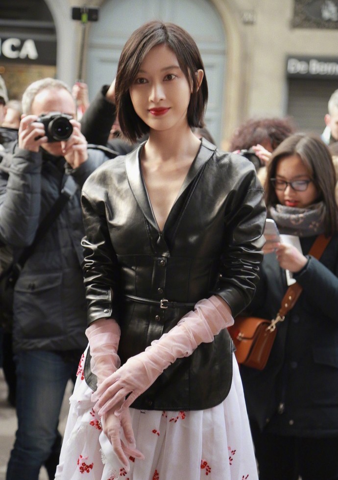 张俪短发红唇玩出新花样 一袭纱裙配皮衣帅气