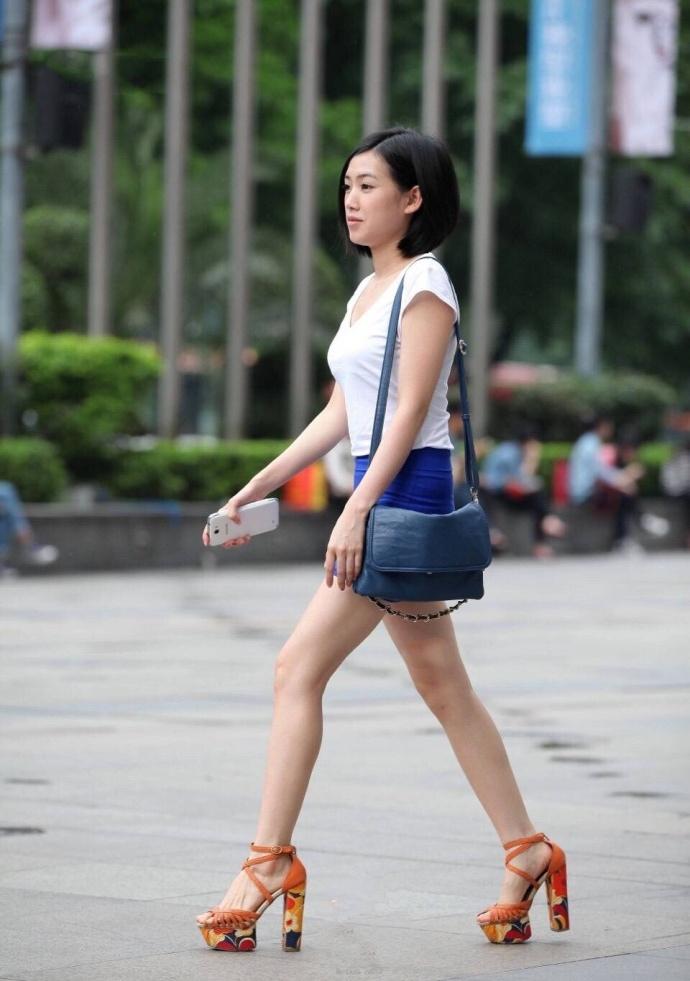 白色低胸紧身t恤包臀裙少妇, 成熟的女人更有魅力