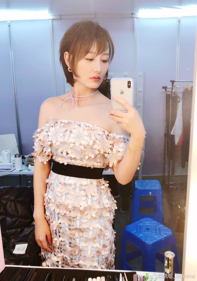 郭晓敏主持装美艳动人 网友爸爸:李好咋不帮老婆把衣服扯上去?